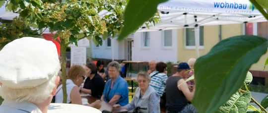 Rollator und Parkbank