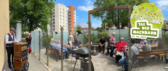 Rollator und Parkbank