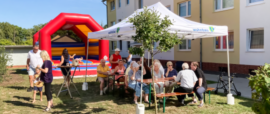 Rollator und Parkbank