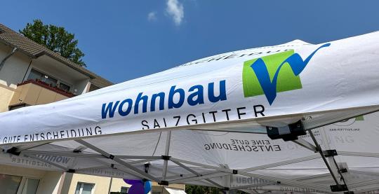 Rollator und Parkbank