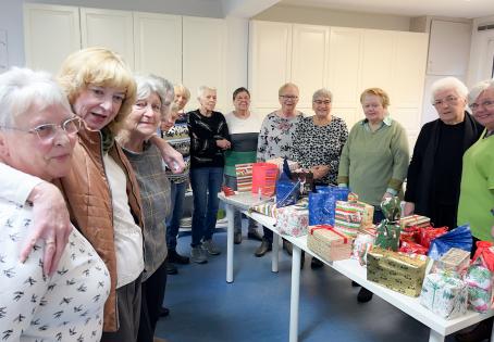 Viele fleißige Bingospielerinnen haben viele bunte Geschenke für die Tafel gepackt.