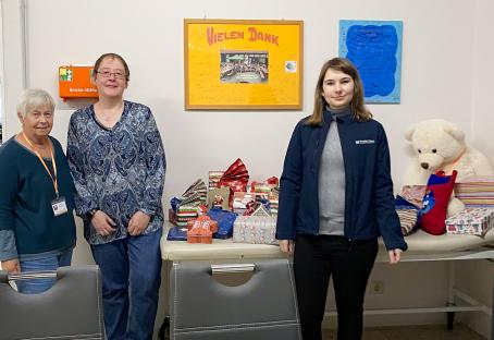 Petra Stürmer (Mitte) und Yasmin-Coralie Berg überreichten Geschenke an Waltraut Triller (links).