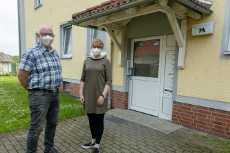 Kundenbetreuerin vor der Wohngemeinschaft