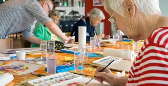 Senioren beim Malen (AdobeStock_belahoche)